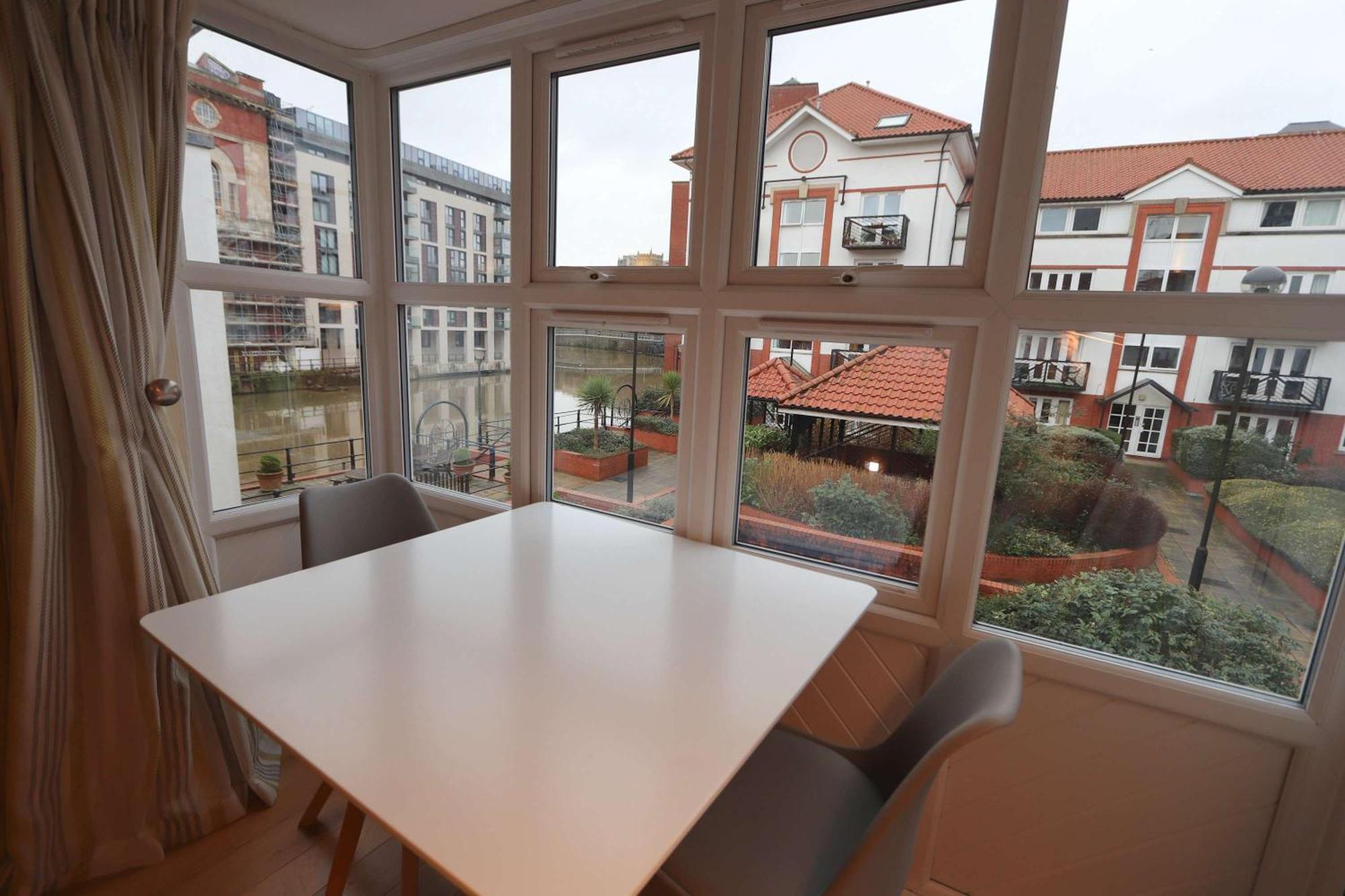 Quiet Riverside With Views And Parking- Апартаменты *