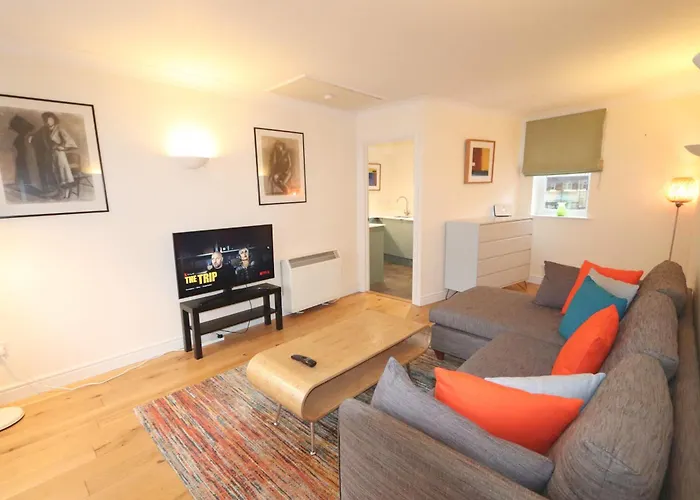 Quiet Riverside Apartment With Views And Parking-