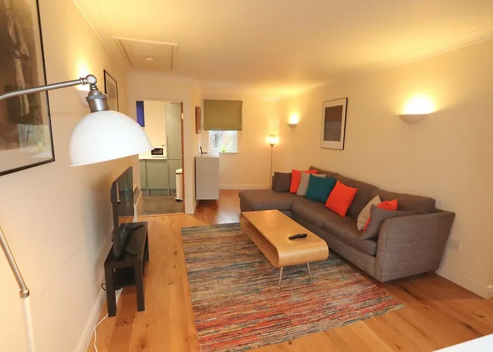 Quiet Riverside Apartment With Views And Parking-