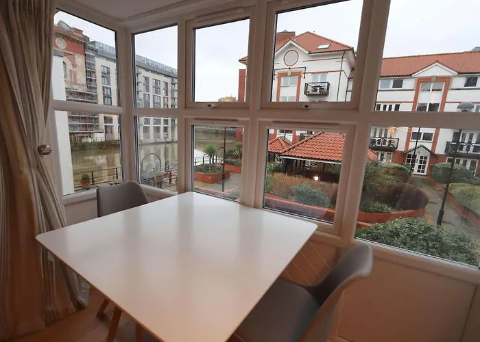 Quiet Riverside Apartment With Views And Parking-