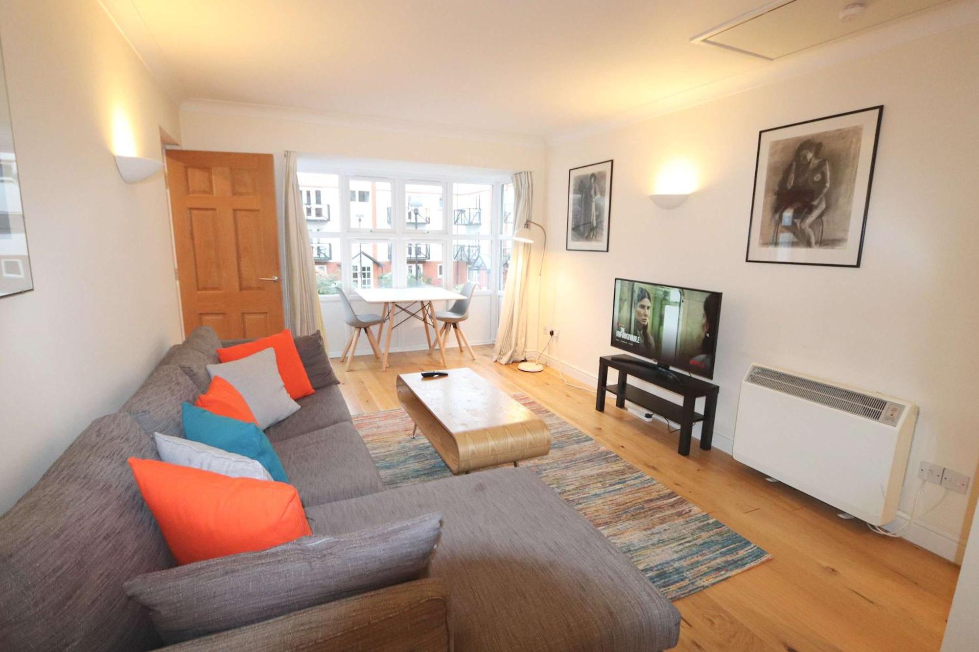 Quiet Riverside With Views And Parking- Bristol