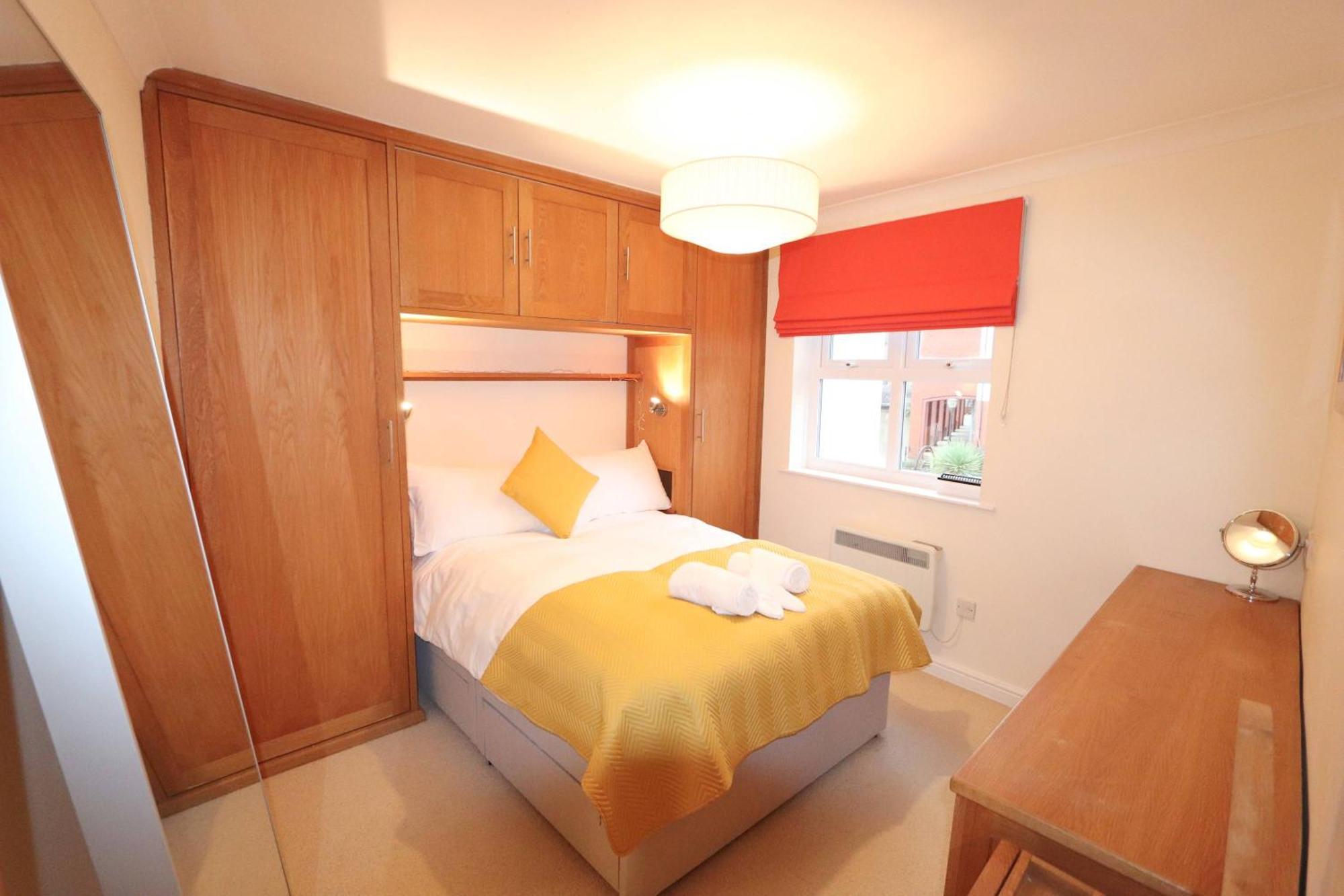 Quiet Riverside With Views And Parking-