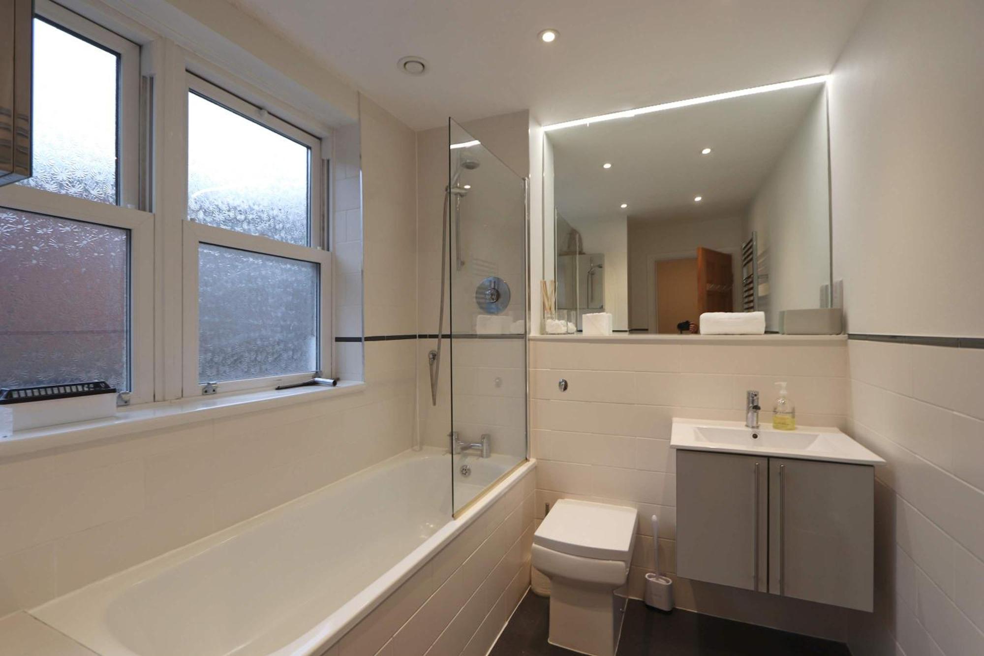 Quiet Riverside With Views And Parking- *